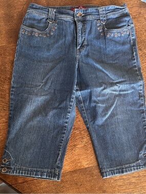 Gloria Vanderbilt Blue Denim Embroidered Pocket Capri Jeans